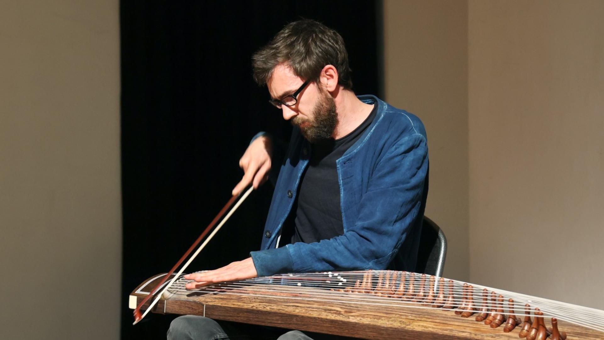 Sylvain Monchocé playing the gayageum