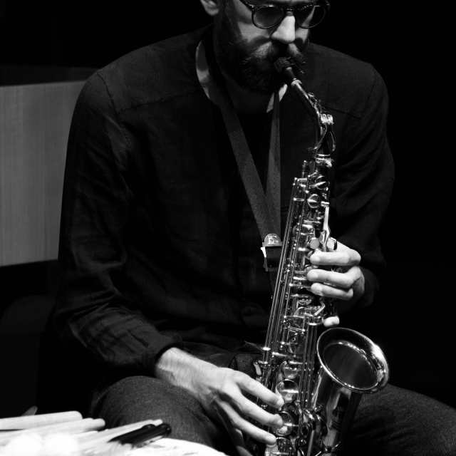 Sylvain Monchocé playing the saxophone at Marcel Hastir